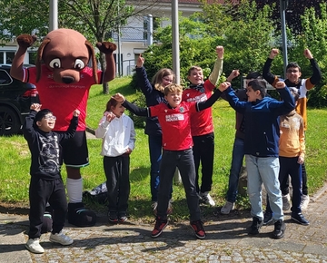 Bild zeigt mehere Kinder beim FlipKick Projekt mit Hannover 96 am LBZH Hildesheim