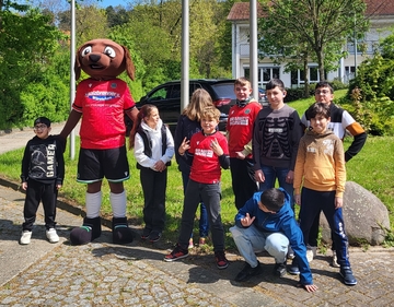 Bild zeigt mehere Kinder beim FlipKick Projekt mit Hannover 96 am LBZH Hildesheim