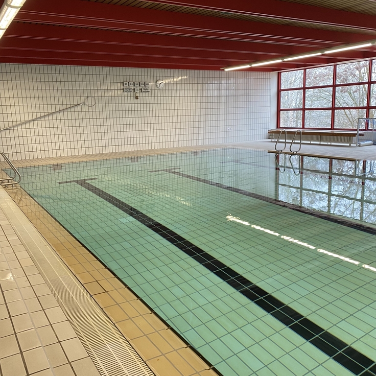 Der Bild zeigt einen Teil des Schwimmbeckens in der Schwimmhalle des LBZH Hildesheim.