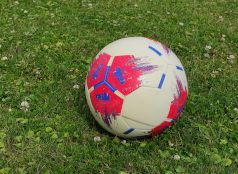 Bild zeigt einen rot weißen Fußball